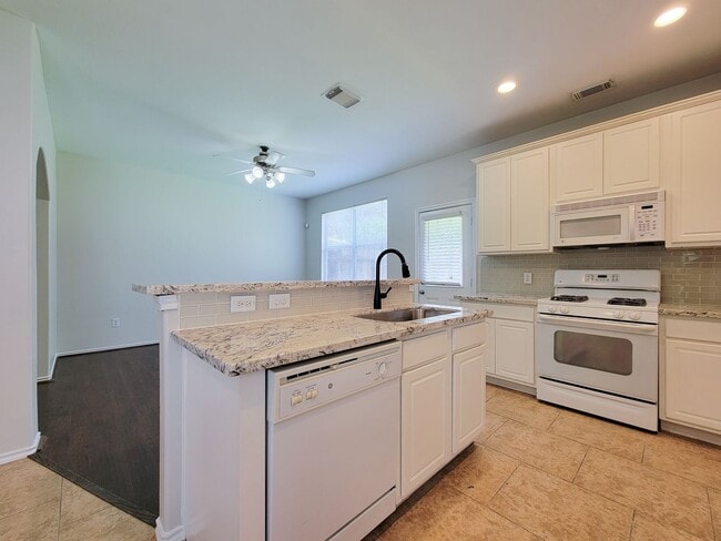 Building Photo - BEAUTIFUL 3 BEDROOM 2 BATH TOWNHOME THAAT ...