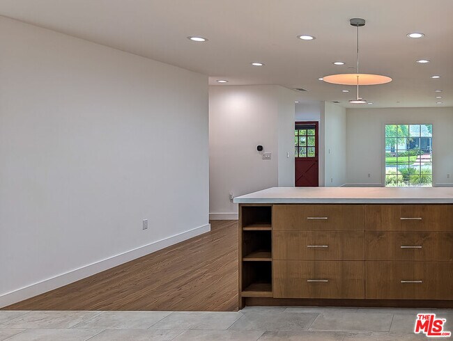 Building Photo - 450 N Sunnyslope Ave