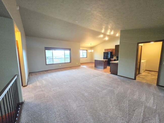 Building Photo - Spacious 3 Bed 2 Bath Twinhome | East Siou...