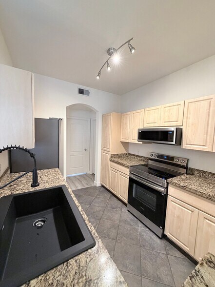 Building Photo - 1411 E Orangewood Ave