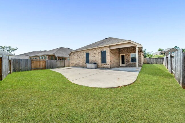 Building Photo - Welcome home to this beautifully maintaine...