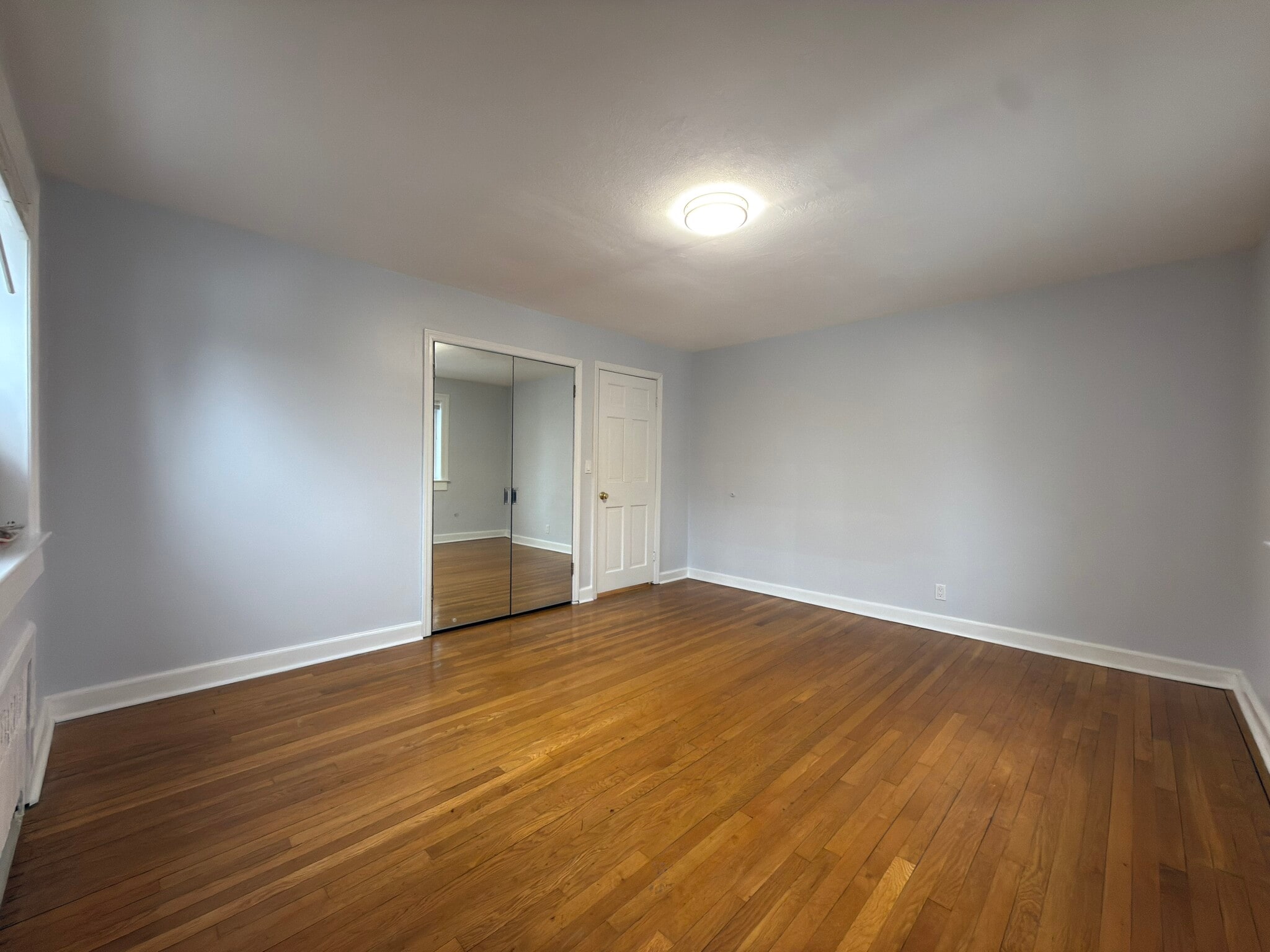 Large bedroom - 530 Broad Ave