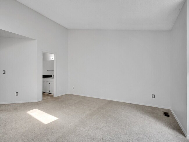 Building Photo - $2,395.00 2 bed, 2.5 bath townhome located...