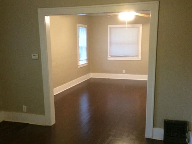Building Photo - Charming 2 bedroom 1 bath