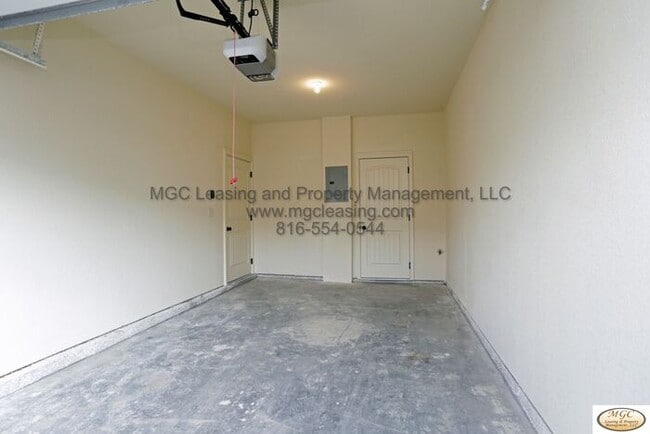 Building Photo - Modern Townhome with Designer Kitchen and ...