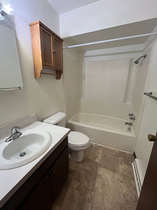 Building Photo - 2-Bedroom Single Family Duplex Available for Rent in Goshen's Colonial Farms Subdivision