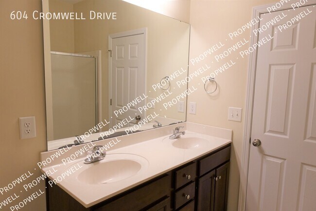 Building Photo - 604 Cromwell Dr