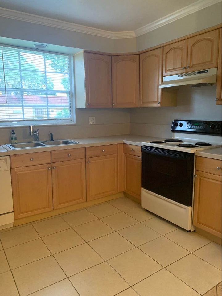 Kitchen - 5201 ATLANTIC Blvd