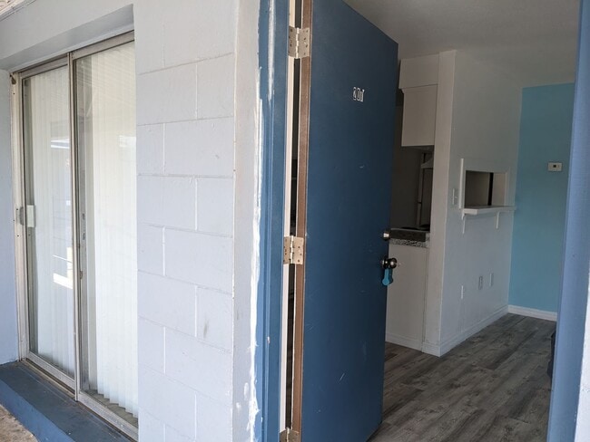 Building Photo - 2nd FL Condo 2Bed 1Bath Off Street Parking