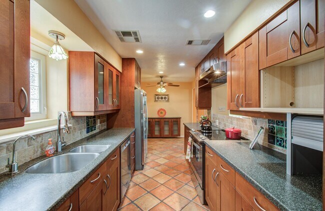 Building Photo - 6030 Willowbend Blvd