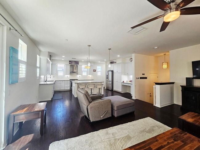 Building Photo - Gorgeous Stand Alone Town Home / Rolling Hills Golf Club is your Back Yard