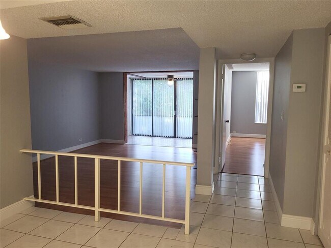 Building Photo - 3710 Inverrary Dr