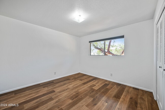 Building Photo - 530 E Fairmont Dr