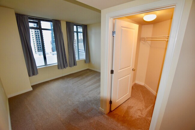Building Photo - Beautiful Downtown 2 Bedroom Condo - Spaci...