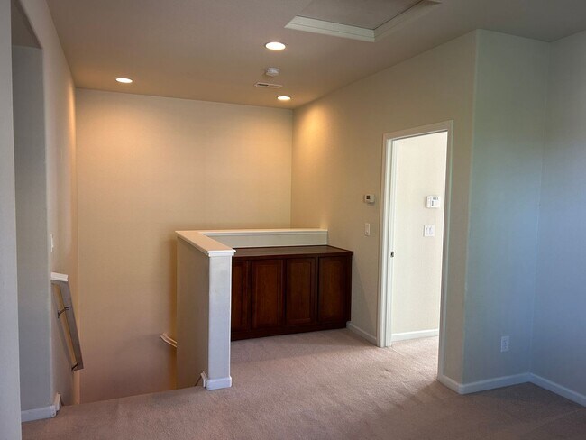 Building Photo - **READY FOR MOVE IN** Somersett Townhome
