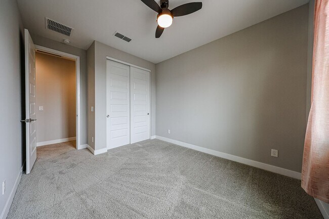 Building Photo - Move In Ready!stunning 3 bedroom, 2.5 bathroom home located in Phoenix!