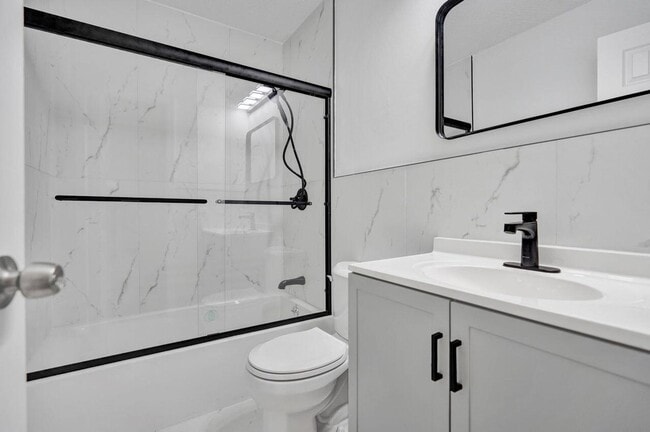 Building Photo - 229 SW 1st Ave