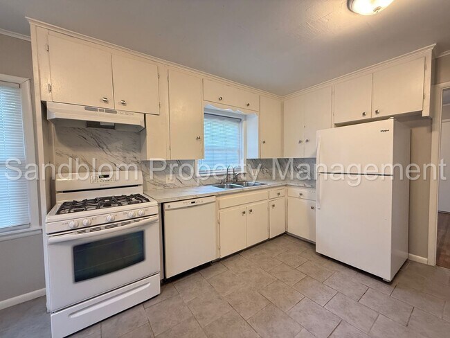 Building Photo - FOR LEASE | Tulsa | $1300 Rent | 3 Bed, 1 ...
