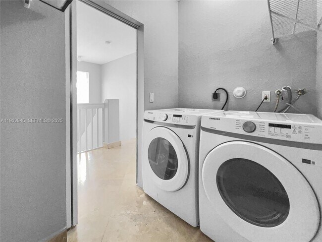 Building Photo - 1736 NE 9th Dr