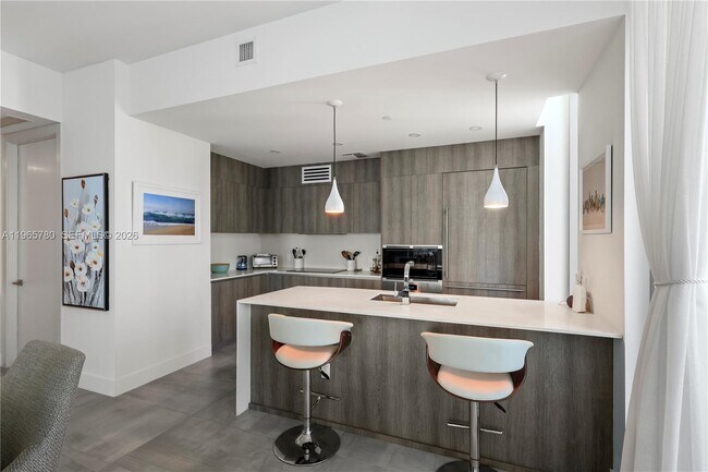 Building Photo - 17550 Collins Ave