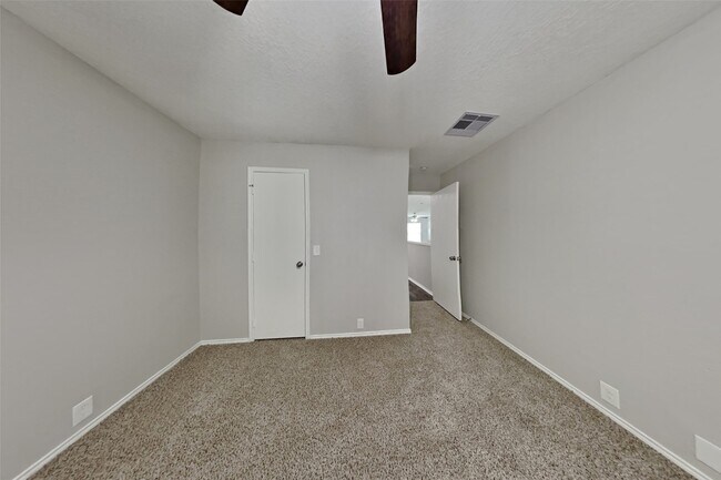 Building Photo - 14906 Sugarhollow Dr