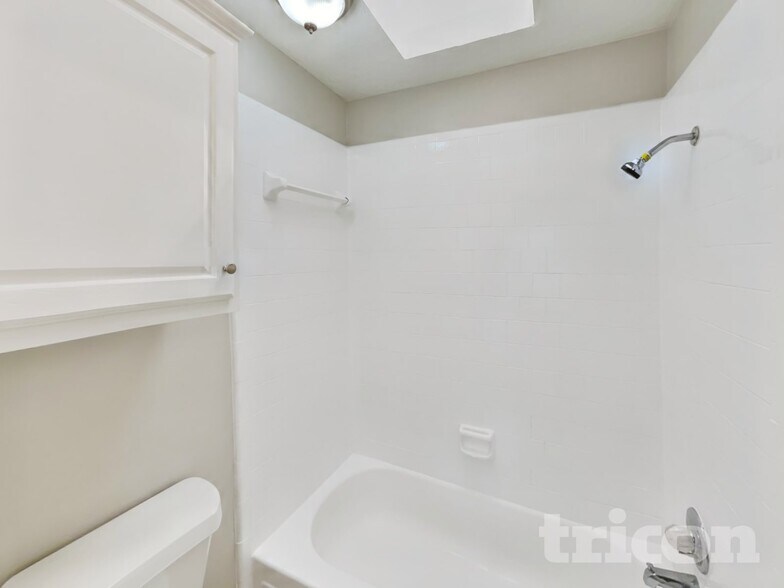 Building Photo - 8522 Lake Crystal Dr