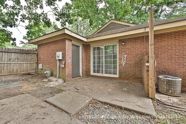 Building Photo - 8439 Country Oaks Rd