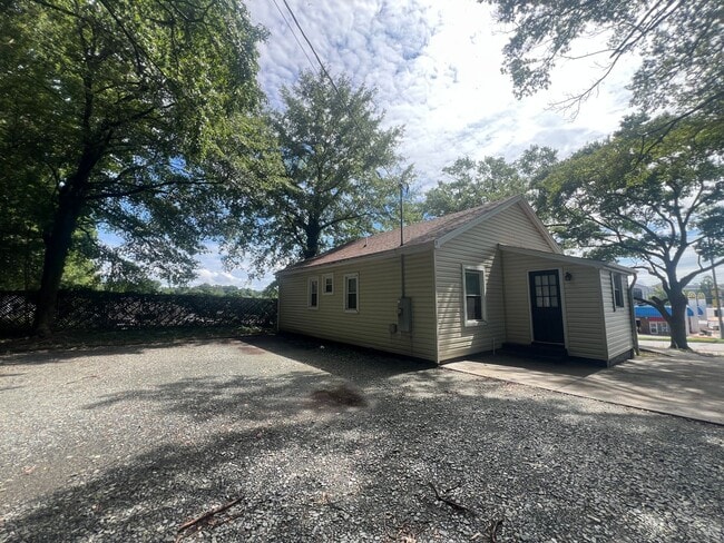 Building Photo - Move-in Ready!