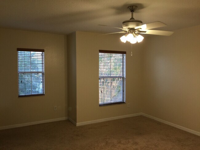Building Photo - 3 bedroom townhouse in the desired Avalon Park