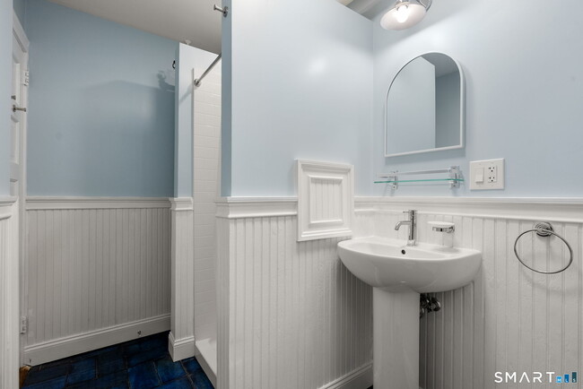 Building Photo - 360 Farmington Ave