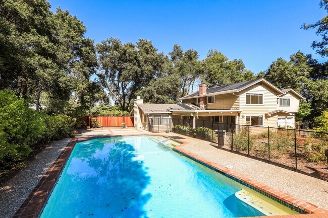 Primary Photo - Amazing 4 Bedrooms 2 full bathrooms and 2 ...