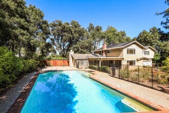 Building Photo - Amazing 4 Bedrooms 2 full bathrooms and 2 ...