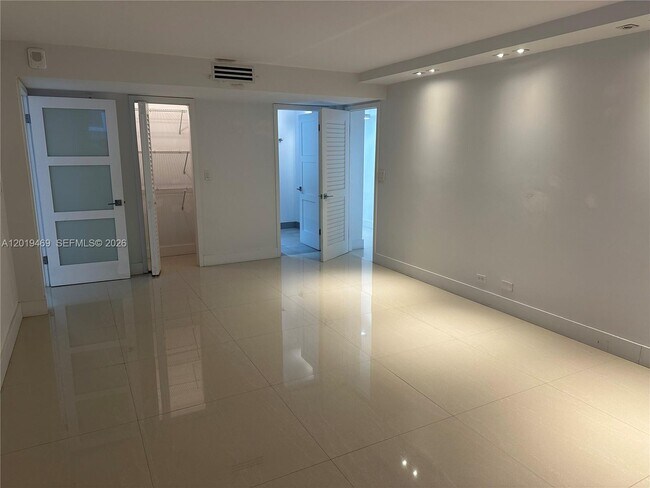Building Photo - 6039 Collins Ave