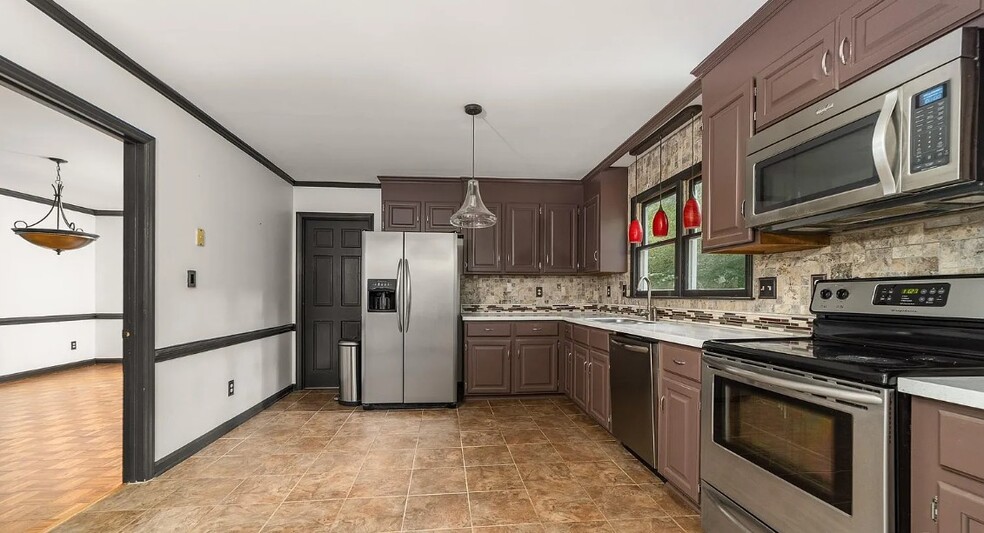 Kitchen - 552 Blue Rock Dr