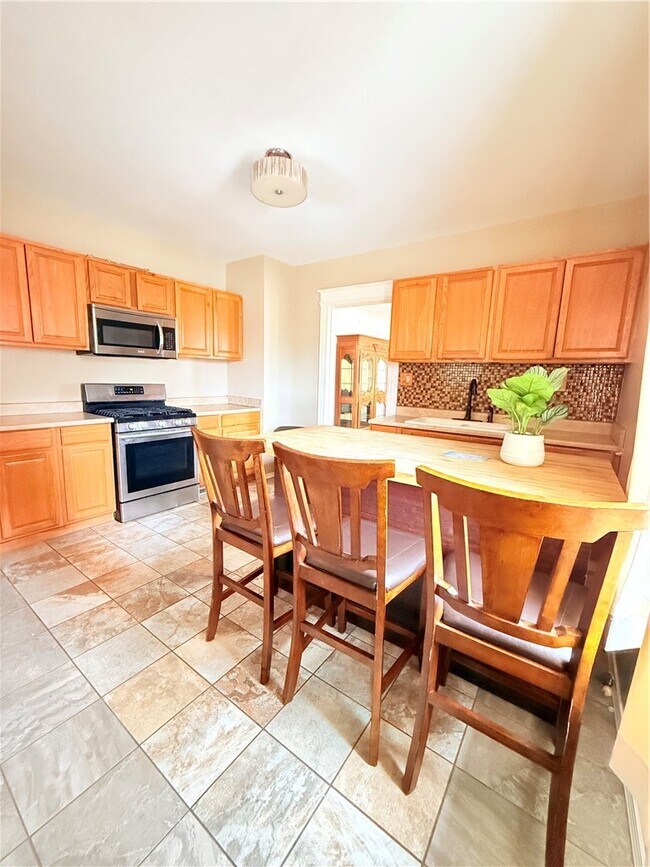 Building Photo - 948 Monroe Ave