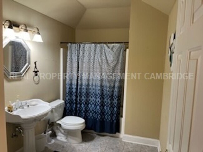 Building Photo - Hamby Oaks Basement For Rent!