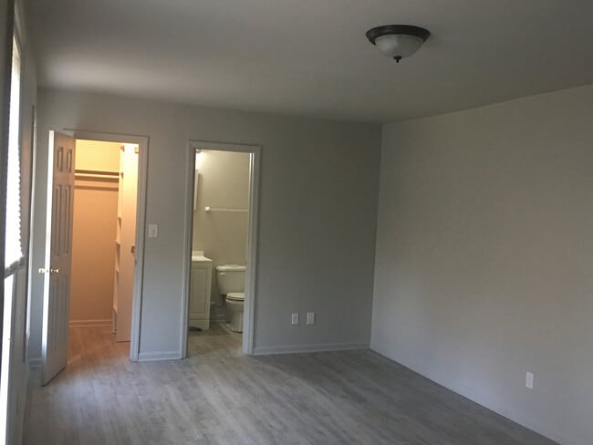 Building Photo - Room in Duplex on Beck St