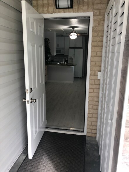 Building Photo - 2020 Lee Dr