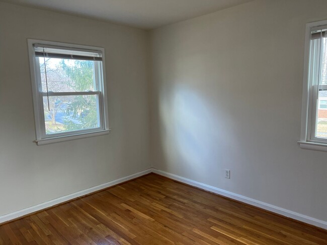 Building Photo - Lovely Split Level Close to Walter Reed, N...