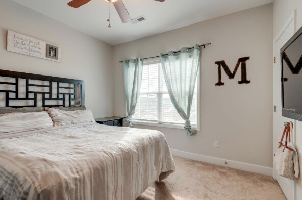 Building Photo - 2043 Pinecrest Dr