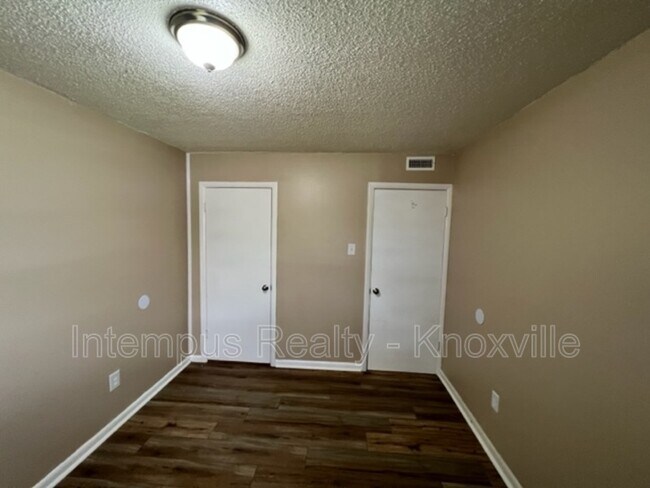 Building Photo - 328 Dahlia Dr