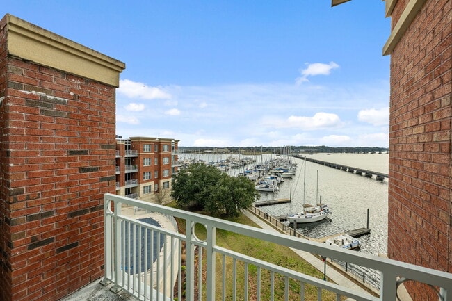 Building Photo - 419 Sky Sail Blvd