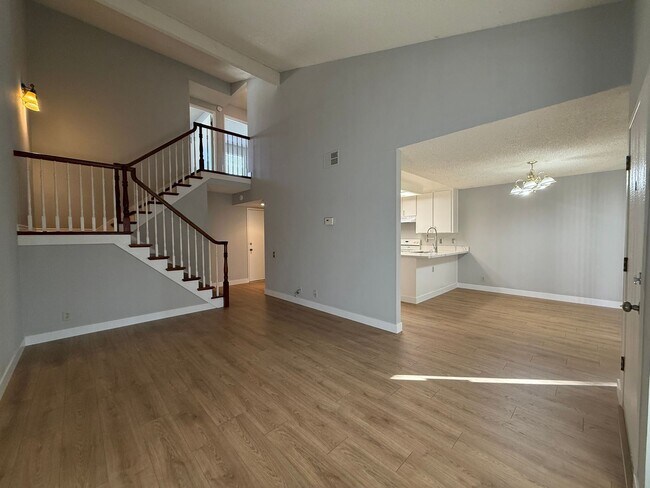 Building Photo - Clean and Spacious 3 Bedroom 1.5 Bath Townhouse Just Steps from Martial Cottle Park!