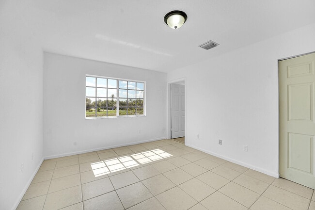 Building Photo - 1213 Lucaya Dr