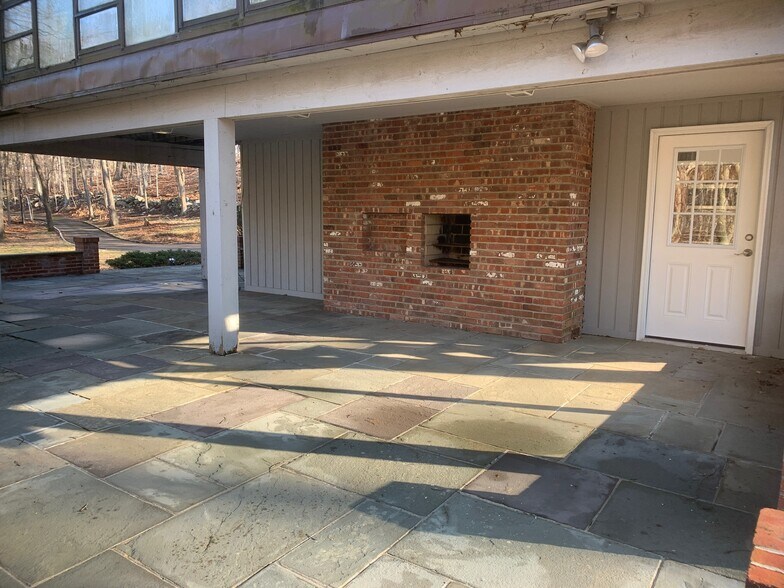 Usable patio space/entryway - 68 Windward Ln