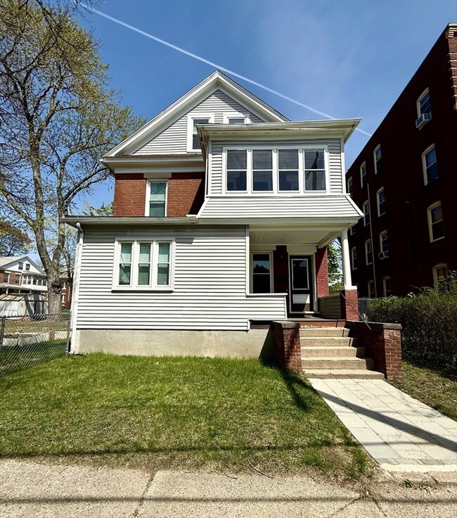Primary Photo - 323 Sargeant St