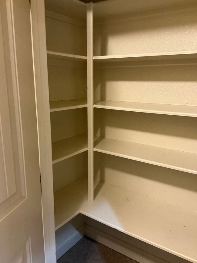 Building Photo - AVAILABLE NOW! 4-Bed 3-bath in Creek Meadows