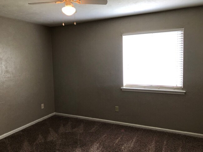 Building Photo - Downstairs unit in Pointe East avail NOW!