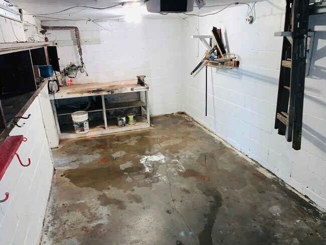 Building Photo - 1015 Willow Dr