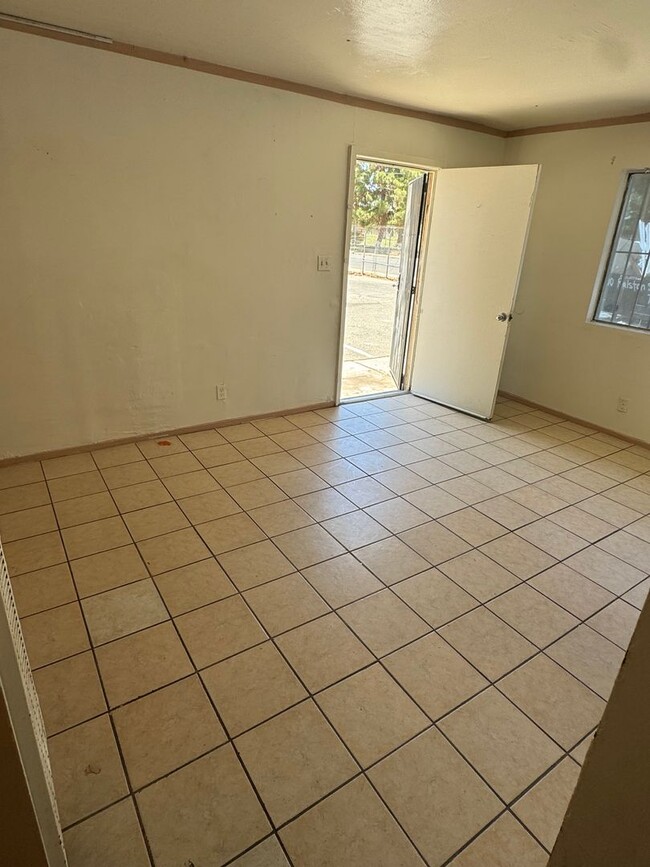 Building Photo - Enjoy this 2 bed/1 bath apartment - Bakers...